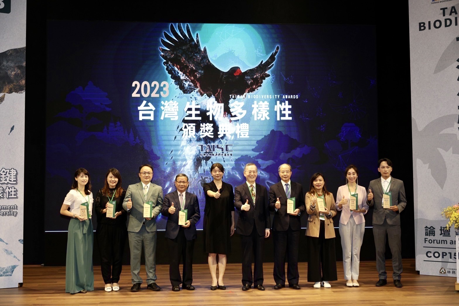 (First from the right) Torrent Chin, President of LEOTEK; (Fifth from the right) Ambassador Eugene Chien, Chairman of the Taiwan Institute for Sustainable Energy; (Sixth from the right) Mei-ling Fan, Chief Secretary of the Council of Agriculture.